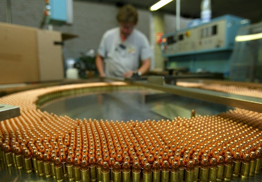 Ein Arbeiter kontrolliert am Donnerstag, 25. Juli 2002 in Thun in der Munitionsabteilung des Ruestungskonzerns Ruag, der Ruag Munition, die Herstellung von 9-Millimeter-Patronen. Die Ruag kuendigte am ...