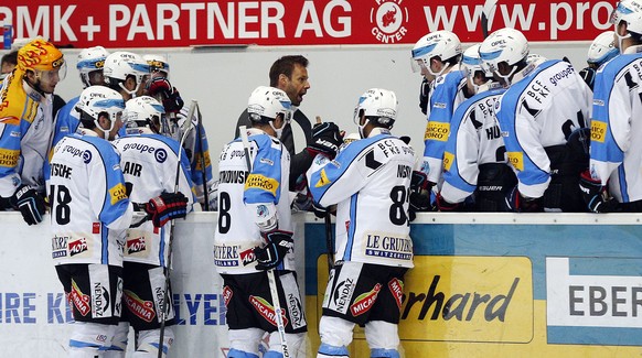 Ein Timeout, das Wirkung zeigt: Gerd Zenhäusern gibt den Fribourg-Spielern den Tarif bekannt.