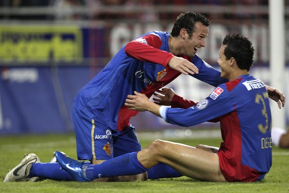 Les joueurs balois Marco Streller, gauche, et David Degen, droite, laissent eclater leur joie apres le premier but lors de la rencontre de football de Super League entre FC Sion et FC Basel, ce mercre ...