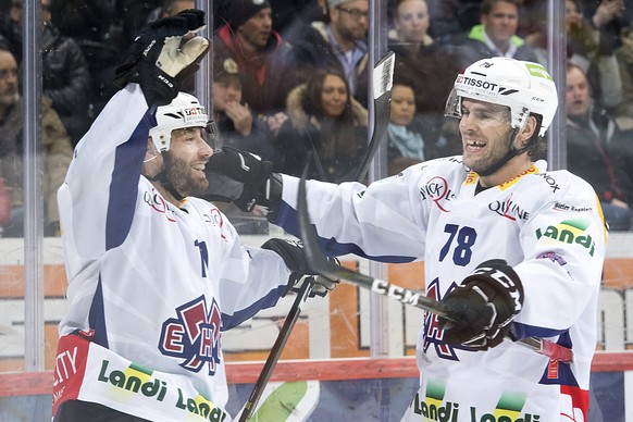 Biels Jacob Micflikier, links, und Biels Marc-Antoine Pouliot jubeln nach dem 5-1 Tor, im dritten Eishockey Playoff-Viertelfinalspiel der National League A zwischen dem SC Bern und dem EHC Biel, am Do ...