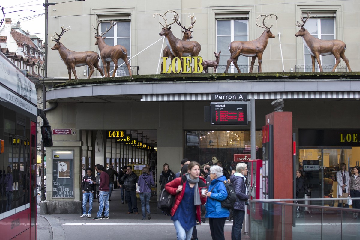 Plastikhirsche stehen als Dekoration auf dem Vordach des Kaufhauses Loeb, am Mittwoch, 7. Oktober 2015, in Bern. (KEYSTONE/Peter Klaunzer)