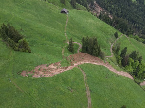 HANDOUT - Nach einem grossen Erdrutsch am Samstag, 1. Juni 2024, hat sich die Lage in Vitznau LU wieder beruhigt. Die Lage wird weiterhin ueberwacht. Die Gemeinde hat zudem die Wanderwege rund um das  ...