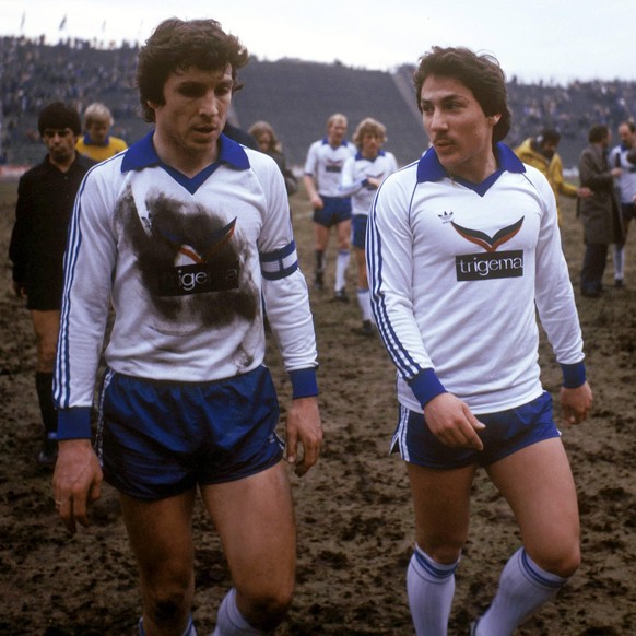 Bildnummer: 00851087 Datum: 08.03.1980 Copyright: imago/Kicker/Eissner
Klaus Fischer (li.) und Wolfram Wuttke (beide Schalke) - Abgang; Saison 1979/1980, FC Schalke 04, Mfdia, quer, DEUTSCHSPRACHIGE S ...