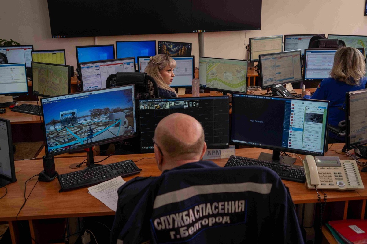 Des spécialistes travaillant au centre d'appels de la cellule d'urgence de Belgorod.