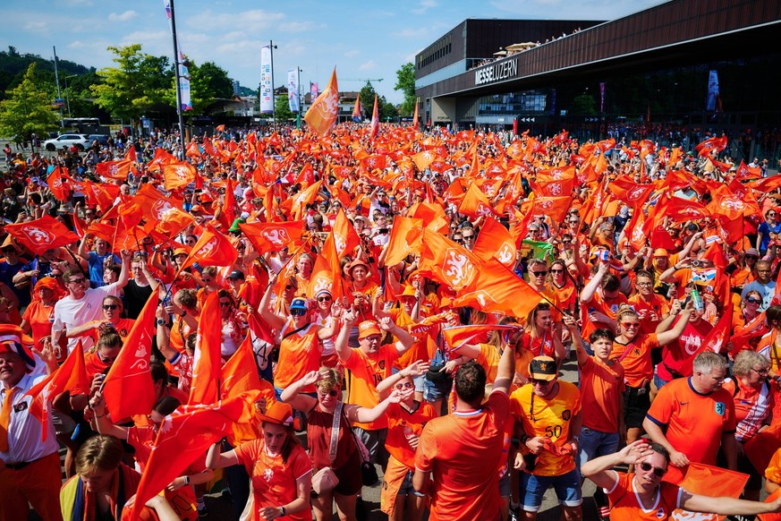 UEFA Womens Euro 2025: Wales - Niederlande 05.07.2025 Zahlreiche Fans der Niederlande feiern mit Fahnen und Trikots vor in Luzern. UEFA Womens Euro 2025: Wales Niederlande Luzern, Allmend Stadion Luze ...