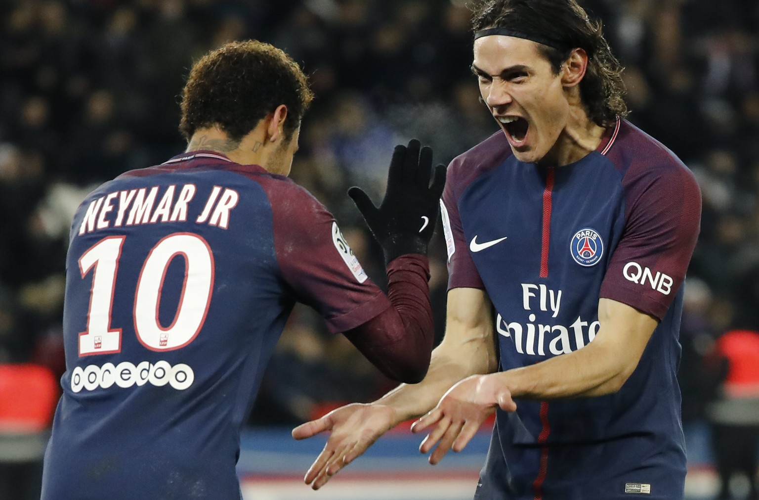 epa06358345 Paris Saint Germain striker Edinson Cavani (R) reacts after scoring with Paris Saint Germain striker Neymar Jr (L) during the French Ligue 1 soccer match between Paris Saint Germain and Es ...