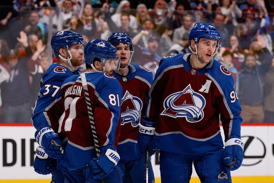 NHL, Eishockey Herren, USA Anaheim Ducks at Colorado Avalanche Jan 26, 2023 Denver, Colorado, USA Colorado Avalanche right wing Mikko Rantanen 96 celebrates his goal with center Denis Malgin 81 and le ...