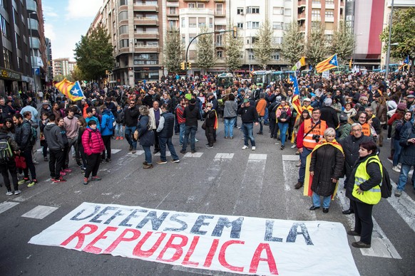 epa06316010 Hundreds of people take part in a demonstration to protest against the imprisonment of pro-independence leaders and to demand their freedom in Lleida, Catalonia, northeastern Spain, 08 Nov ...