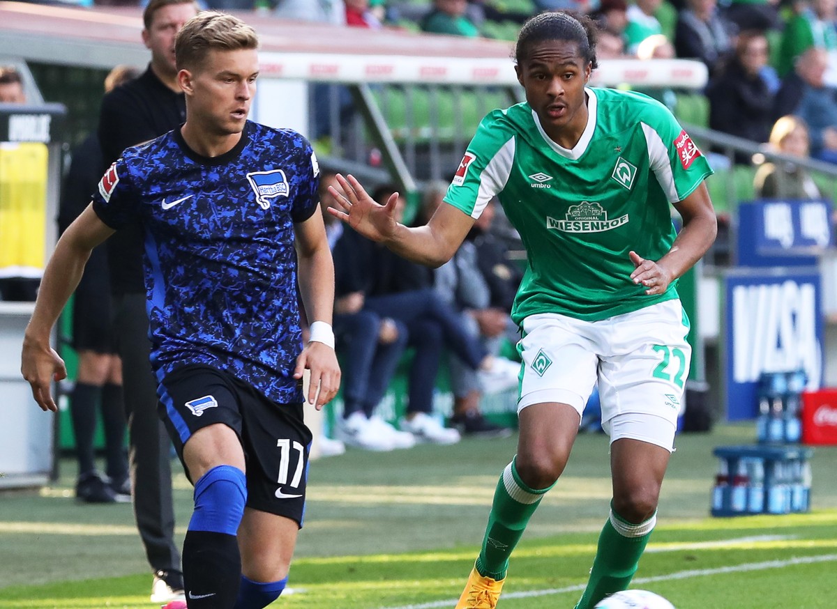 epa08681344 Hertha's Maximilian Mittelstaedt (L) in action against Bremen's Tahith Chong (R) during the German Bundesliga soccer match between SV Werder Bremen and Hertha BSC Berlin in Breme ...