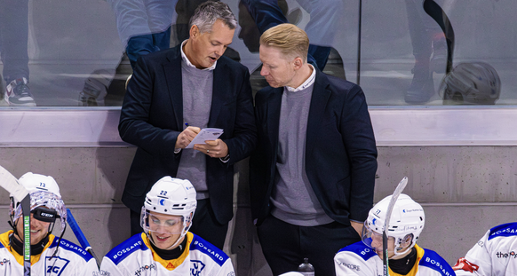 Ice hockey, Eishockey NL, ZSC Lions - EV Zug Zurich, Switzerland, 17th Oct 2025: EV Zug assistant coach Tomas Monten (left) talks to head coach Michael Liniger (right). Seated in front: top scorer Tom ...