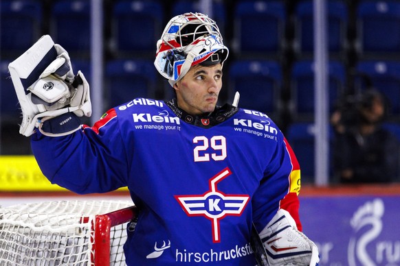 EHC Kloten Torhueter Davide Fadani waehrend dem Qualifikationsspiel der Eishockey-Meisterschaft der National League zwischen den Teams EHC Kloten und Geneve-Servette HC am Dienstag, 21. Oktober 2025,  ...