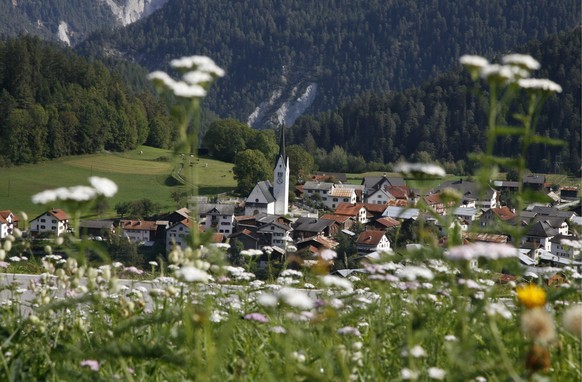 Dorfansicht von Valendas im Buendner Oberland, aufgenommen am Donnerstag, 28. September 2006. Der Heimatschutz setzt sich fuer die Erhaltung der alten Haeuser im Dorfkern von Valendas ein. Insbesonder ...