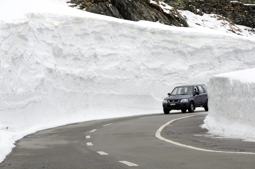 Wiedereröffnung nach der Winterpause: Auto auf dem Grossen Sankt Bernhard.