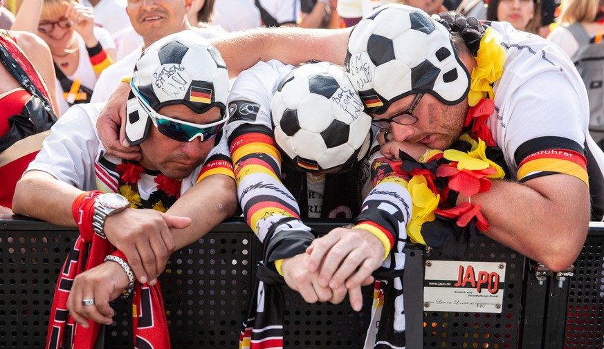 epaselect epa06845069 German fans react in the final minutes of the game as they watch their national team losing the FIFA World Cup 2018 match against South Korea at the public viewing area in front  ...