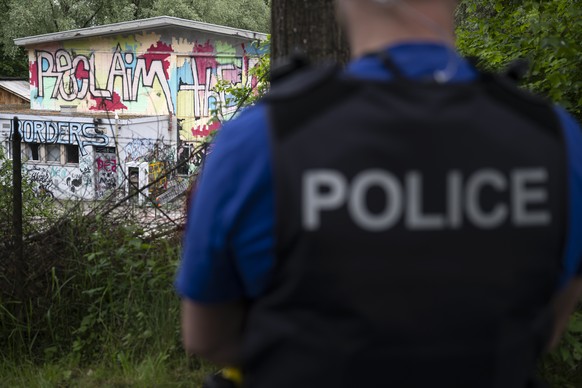Gebaeude der alternativen Wohnsiedlung Anstadt fotografiert vor ein Polizist, am Donnerstag, 15. Mai 2025, in die Umgebung der alternativen Wohnsiedlung Anstadt in Bern. Auf der Suche nach Tresordiebe ...