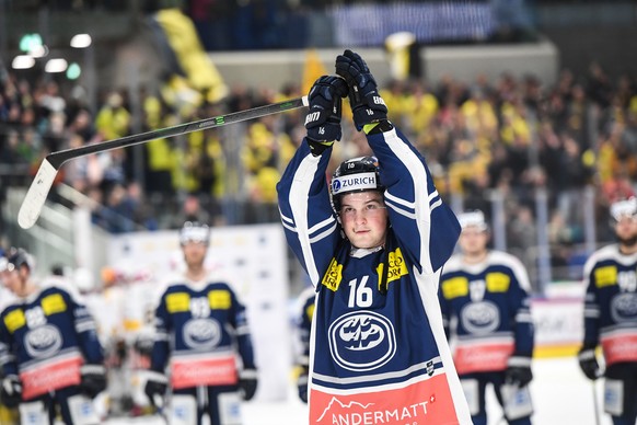 Ambri&#039;s player Dominic Zwerger celebrates with teammate the victory, during the match of National League A (NLA) Swiss Championship 2021/22 between HC Ambri Piotta and HC Ajoie at the ice stadium ...