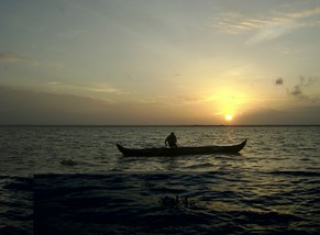 Wegen Sand-Mangel: Das Flussbett des Vembanad Lake in Indien sank um 15 Zentimeter.