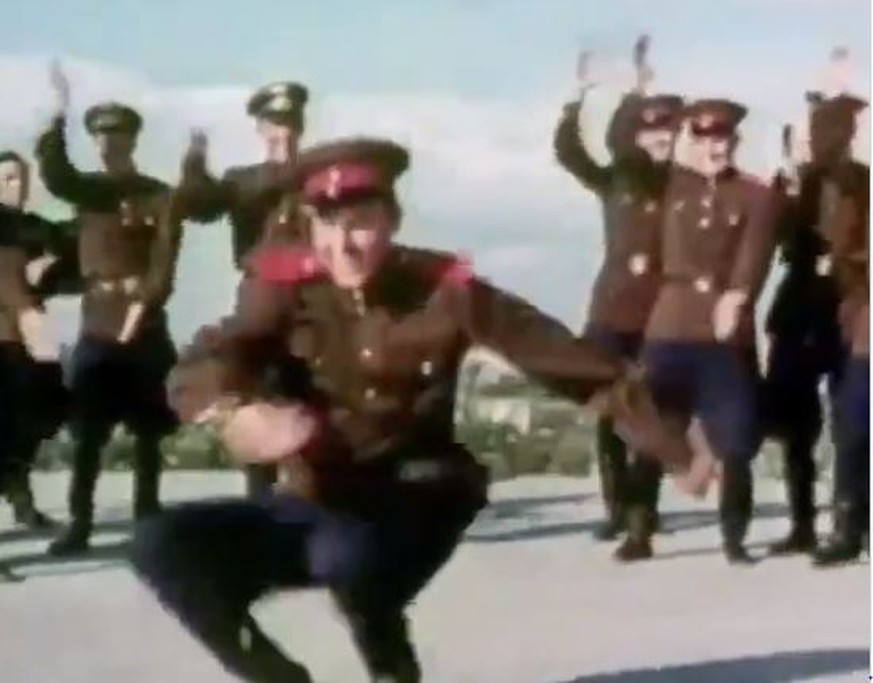 Jemand untermalt Filmchen von tanzenden Sowjet-Soldaten mit Hitparaden-Songs und es ist 😂