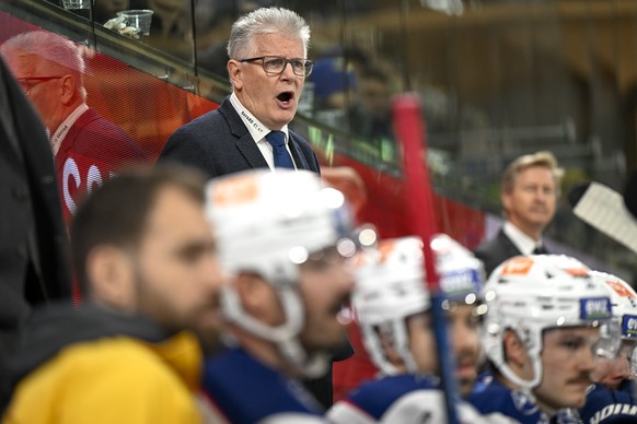 Der Zurcher Head Coach Marc Crawford hinter der Bande, im Eishockey-Qualifikationsspiel der National League (NL) zwischen dem HC Davos und den ZSC Lions, am Sonntag, 19. November 2023, im Eisstadion i ...