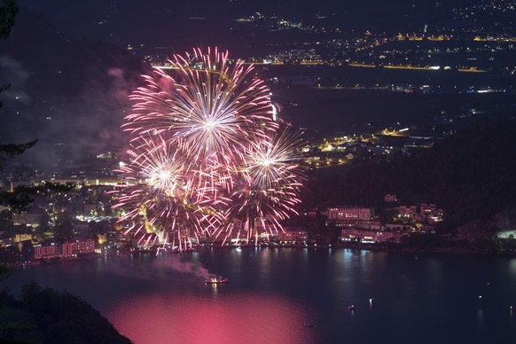 Das bewilligte Feuerwerk von Brunnen mitten auf dem Vierwaldstaettersee anlaesslich der Bundesfeier in der Schwyzer Gemeinde Brunnen vom Mittwoch, 1. August 2018. (KEYSTONE/Urs Flueeler)