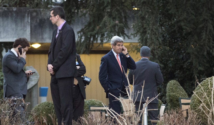 US-Aussenminister John Kerry (Mitte) während einer Verhandlungspause auf der Terrasse des Lausanner Hotels, in dem die Atomgespräche stattfinden.&nbsp;