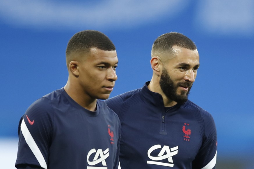 epa09243703 French players Karim Benzema (R) and Kylian Mbappe (L) warm up for the International Friendly soccer match between France and Wales in Nice, France, 02 June 2021. EPA/SEBASTIEN NOGIER