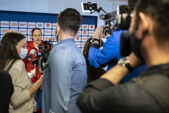 Olympia Goldmedaillengewinner Marco Odermatt spricht bei seiner Ankunft am Flughafen Zuerich zu den Medien, aufgenommen am Dienstag, 15. Februar 2022 in Zuerich Kloten.(KEYSTONE/Ennio Leanza)