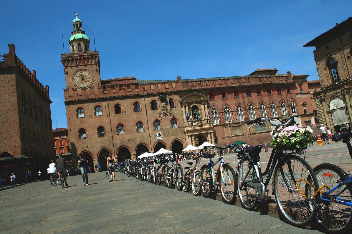 Velos auf der Piazza Maggiore in Bologna.