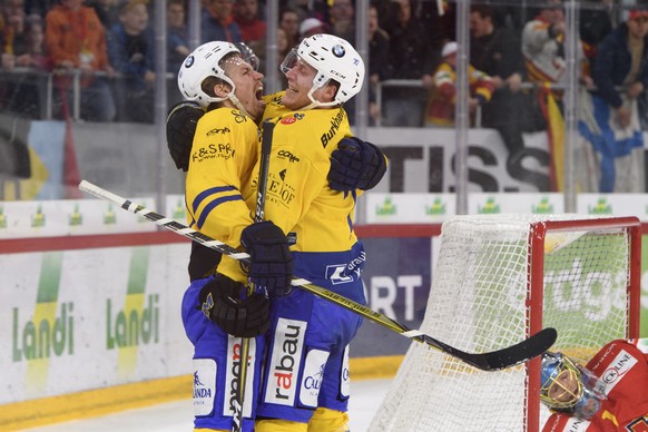 Davos Anton Roedin, links, und Davos Enzo Corvi, rechts, jubeln nach dem Tor (3-2), im ersten Eishockey Playoff-Viertelfinalspiel der National League zwischen dem HC Biel und dem HC Davos, am Samstag, ...