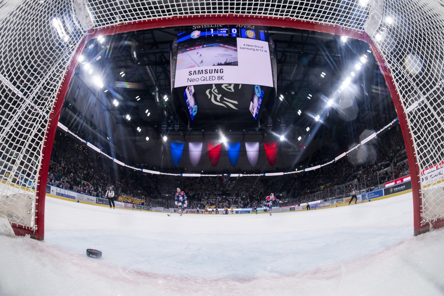 KEYPIX - Das 1:1 Tor von Andres Ambuehl (HCD) im dritten Playoff Halbfinal Eishockeyspiel der National League zwischen den ZSC Lions und dem HC Davos, am Donnerstag, 3. April 2025, in der Swiss Life A ...