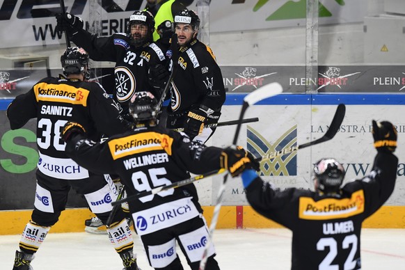 LuganoÕs player Sebastien Reuille, left, celebrates with his teammates the 2-0 goal, during the third match of the playoffs quarterfinal of the National League Swiss Championship 2017/18 between HC Lu ...