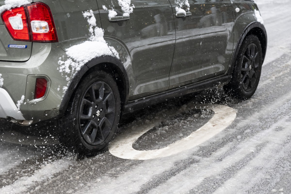 Ein Auto fahert auf einer vereisten Strasse, am Samstag, 10. Januar 2026 in Zuerich. Neuschnee und Glaette haben zu Verkehrsproblemen gefuehrt. Die Verkehrsmittel fuhren unregelmaessig und mit Verspae ...