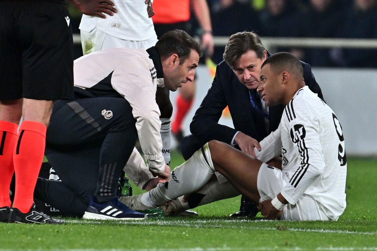 epa11769422 Real Madrid's Kylian Mbappe receives medical attention during the UEFA Champions League soccer match between Atalanta BC and Real Madrid, in Bergamo, Italy, 10 December 2024. EPA/MICH ...