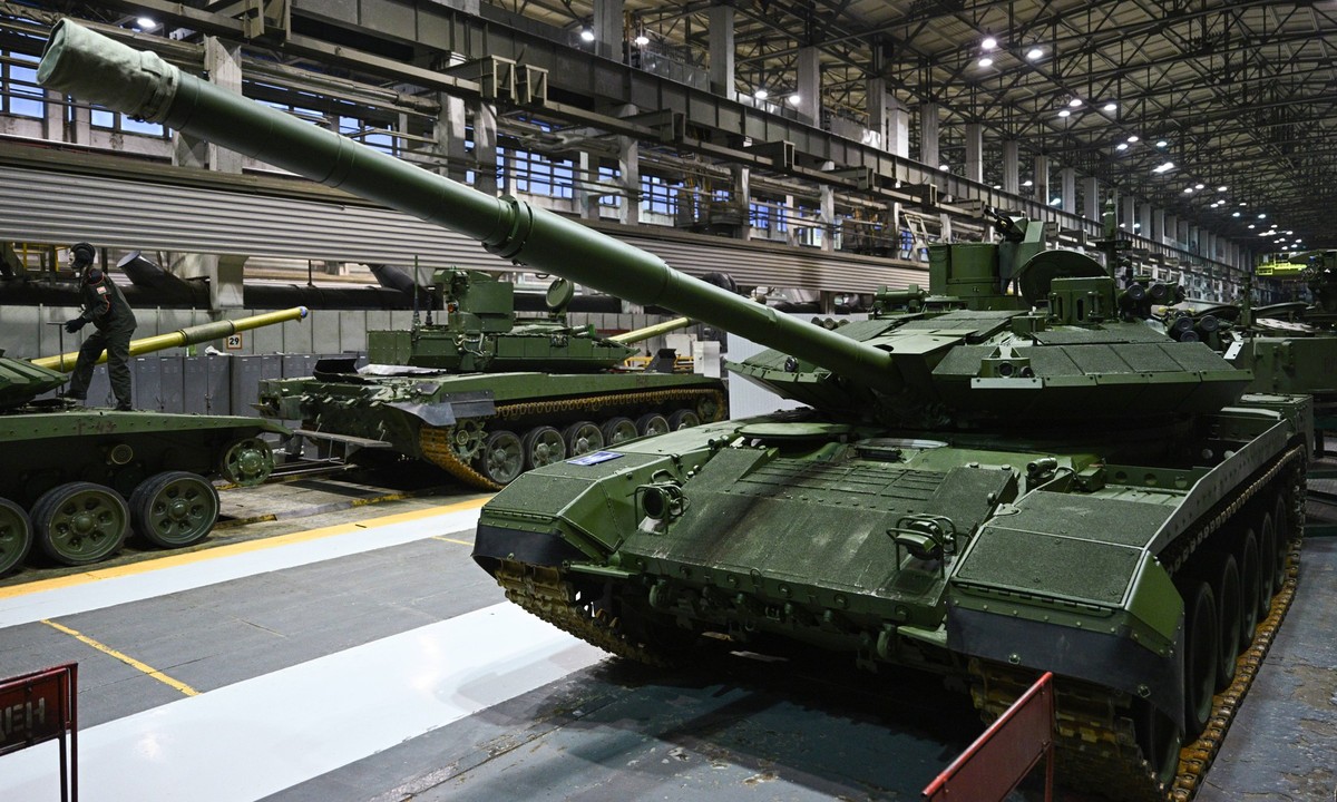 Russia: UralVagonZavod in Sverdlovsk Region, Russia RUSSIA, SVERDLOVSK REGION - FEBRUARY 15, 2024: Workers assemble T-90 Armata tanks at the UralVagonZavod machine-building plant in Nizhny Tagil, 125k ...