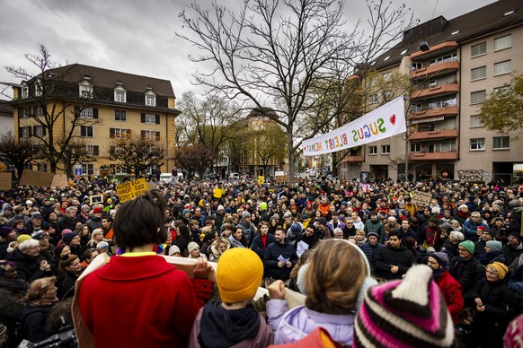 Teilnehmende waehrend einer Solidaritaetskundgebung mit den Mietenden der Sugus-Wohnbloecke nach einer Massenkuendigungen wegen Totalsanierung, am Sonntag, 8. Dezember 2024 in Zuerich. Ueber hundert M ...
