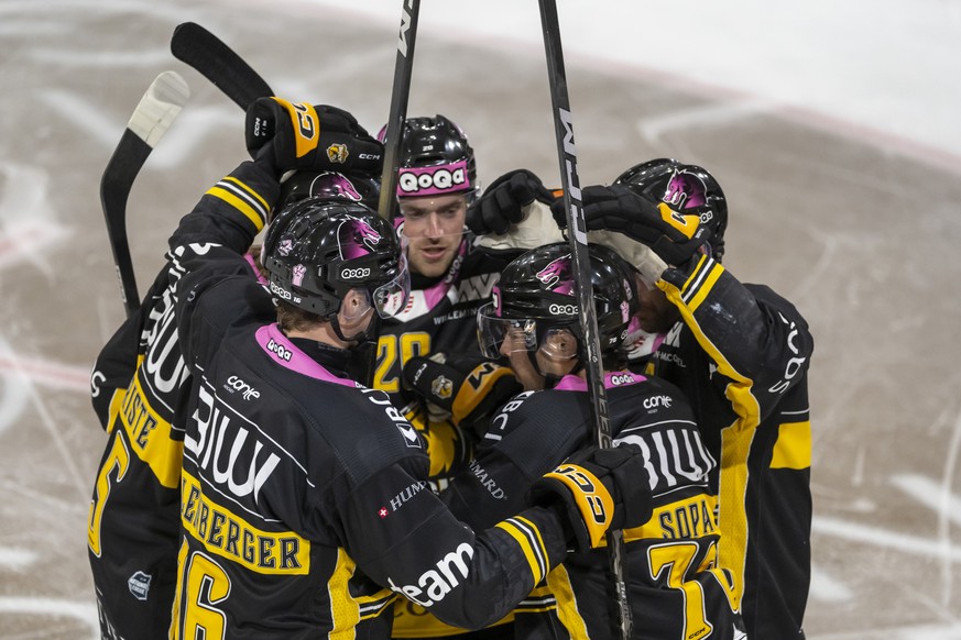 Ajoies Spieler jubeln nach dem Ausgleich zum 2:2 im Eishockey-Qualifikationsspiel der National League zwischen dem HC Ajoie und dem EHC Kloten in der Raiffeisen Arena in Porrentruy, am Samstag, 19. Se ...