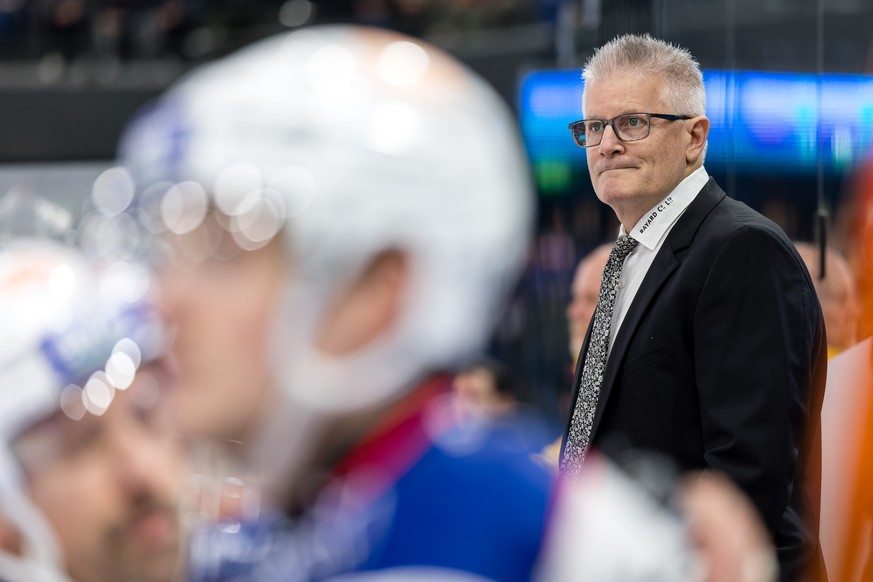 ZSC Lions&#039; Trainer Marc Crawford im Eishockey Qualifikationsspiel der National League zwischen dem EV Zug und den ZSC Lions am Dienstag, 28. November 2023 in der Bossard Arena in Zug. (KEYSTONE/P ...