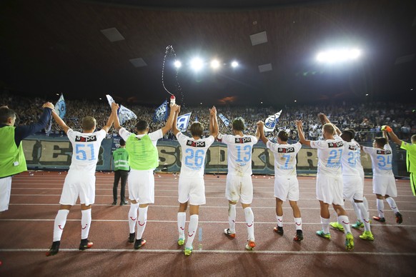 22.08.2016; Zuerich; Fussball Challenge League - FC Zuerich - Neuchatel Xamax FCS;
Die Spieler des FC Zuerich bedanken sich nach dem Spiel bei der Zuercher Suedkurve
(David Kuendig/freshfocus)