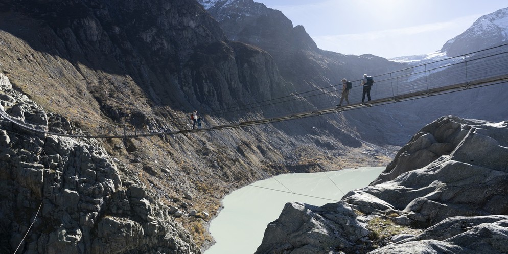 Die Triftbrücke im Sustengebiet bietet eine spektakuläre Aussicht.