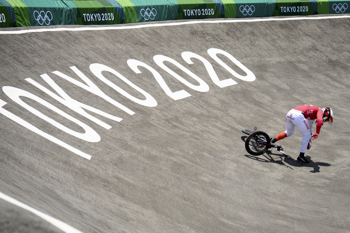 epa09375307 Simon Marquart of Switzerland falls during the men's cycling BMX Racing quarterfinals at the 2020 Tokyo Summer Olympics at the Ariake Urban Sports Park in Tokyo, Japan, 29 July 2021.  ...