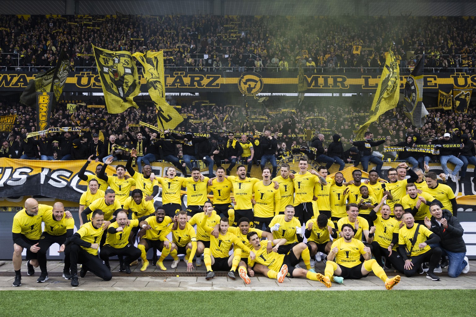 YBs Spieler, Trainer und Betreuer feiern den Meistertitel vor den Fankurve, nach dem Super League Spiel zwischen dem BSC Young Boys Bern und dem FC Luzern, am Sonntag, 30. April 2023 im Stadion Wankdo ...