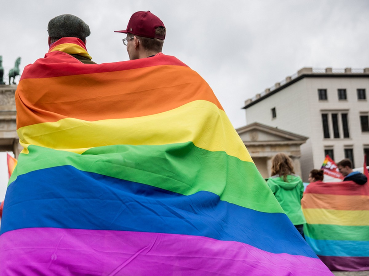 Ein(e) Teilnehmer(in) der Parade zum Christopher Street Day trägt am 01.07.2017 in Freiburg ein Schild mit der Aufschrift "Endlich: Ein Recht auf Scheidung #Ehefüralle". Die bunte Parade wir ...