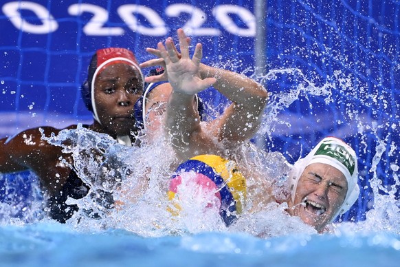 epa09372925 Natasa Rybanska (R) of Hungary and Madeline Musselman (C) of the US fight for the ball as goalie Ashleigh Johnson (R) of the US looks on during the Women&#039;s water polo second round mat ...