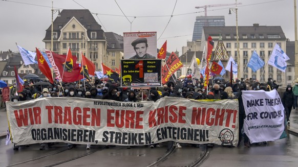 An einer Demonstration zum Tag der Arbeit demonstrieren zahlreiche Menschen mir Transparenten in Basel, am Samstag, 1. Mai 2021. Schweizweit sind am Samstag an ueber 30 Orten Veranstaltungen geplant,  ...