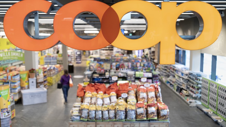 ARCHIVBILD ZUM JAHRESERGEBNIS 2018 VON COOP, AM DIENSTAG, 19. FEBRUAR 2019 ---- The logo of retailer Coop at the Coop branch in the shopping center Seewen Markt in Seewen, Canton of Schwyz, Switzerlan ...