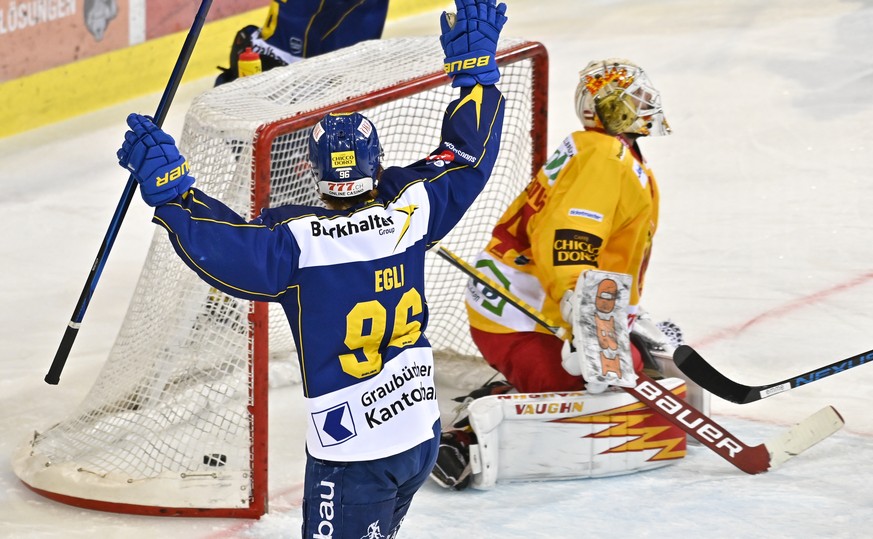 Der Davoser Chris Egli jubelt nach seinem Treffer zur 1:0 Fuehrung gegen den Langnauer Torhueter Ivars Punnenovs (LAT), im Eishockey-Qualifikationsspiel der National League zwischen dem HC Davos und d ...