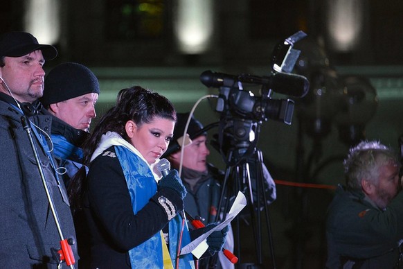 Ruslana reading out an official resolution of Euromaidan 29. November 2013 Kiew Euromaidan-Proteste
https://upload.wikimedia.org/wikipedia/commons/thumb/0/06/Ruslana_reading_out_an_official_resolution ...