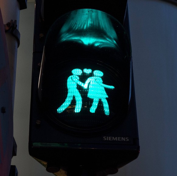 Ampelp�rchen in Linz Linz THEMENBILD - Ampelpaerchen an der Mozartkreuzung in Linz, Aufgenommen am 10. Oktober 2016 // A traffic light at the Mozart crossroads in Linz, Austria pictured on 2016/10/10. ...
