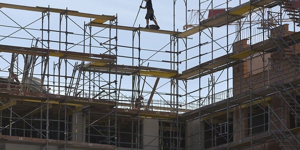 Trotz Wohnungsnot dauert es lange bis in der Stadt Zürich gebaut werden kann. Prozesse und Hindernisse dauern im Median ein Jahr. Zu viel finden bürgerliche Politiker.