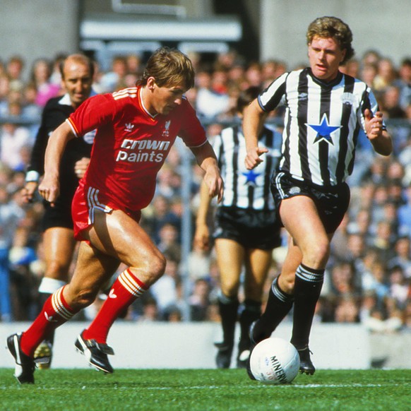 Bildnummer: 07990092 Datum: 24.08.1985 Copyright: imago/Colorsport
Kenny Dalglish - Liverpool FC Paul Gascoigne - Newcastle. Newcastle United v Liverpool FC 24/08/1985 PUBLICATIONxINxGERxSUIxAUTxHUNxP ...